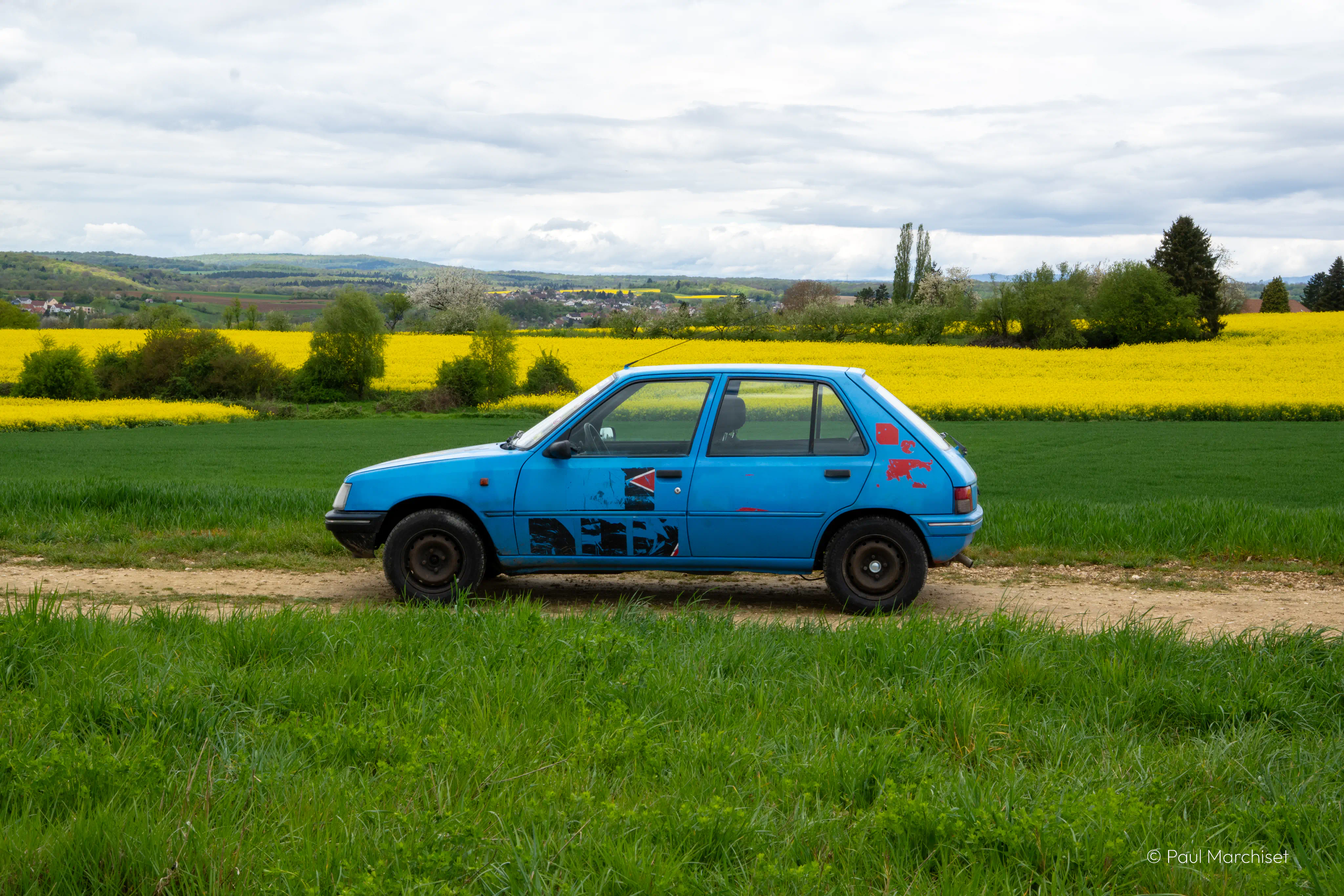 image de la 205 qui nous accompagnera pour le raid, c'est une 205 bleue avec des traces de couleurs causés par le délogotage